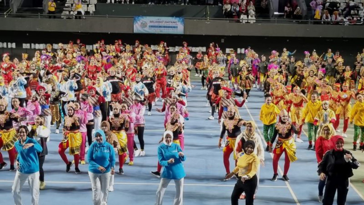 Sejumlah perwakilan dari Organisasi Aksi Solidariti Era Kabinet Indonesia Maju (OASE KIM) melakukan senam bersama pesert lomba nasional senam kreasi Piala Ibu Negara Republik Indonesia 2022 di Tennis Indoor Gelora Bung Karno, Senayan, Jakarta, Rabu (30/11/2022). ANTARA/Bayu Kuncahyo