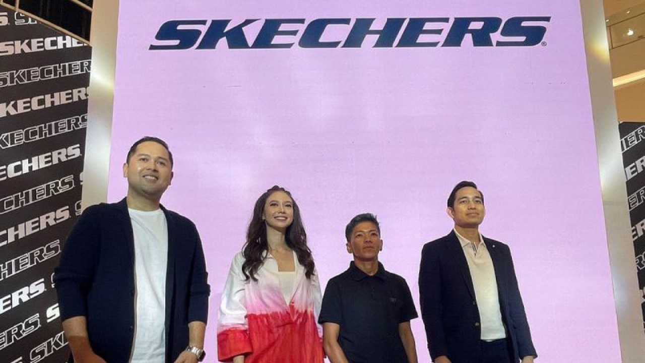 Nino Priambodo, Yuki Kato, dokter ortopedi dan traumatologi dr.Langga Sintong, Sp.OT serta atlet Triathlon Indonesia Eva Desiana usai jumpa pers di Senayan City Mall, Jakarta Pusat, Kamis (24/11/2022) (ANTARA/Lifia Mawaddah Putri)