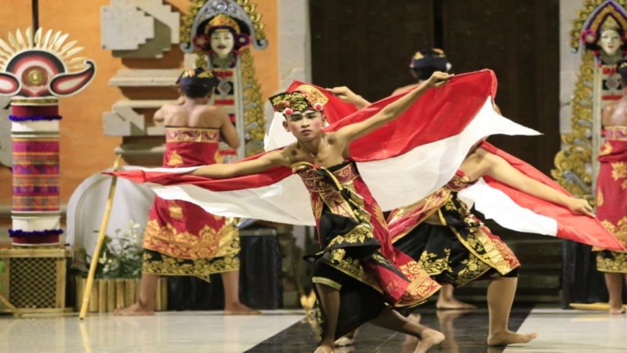 Pertunjukan seni budaya bertajuk Ciung Wanara meriahkan kirab panji-panji dan surat sakti pahlawan nasional I Gusti Ngurah Rai di Balai Budaya Ida Dewa Agung Istri Kanya, Klungkung, Senin malam. ANTARA/HO-Humas Pemkab Klungkung
