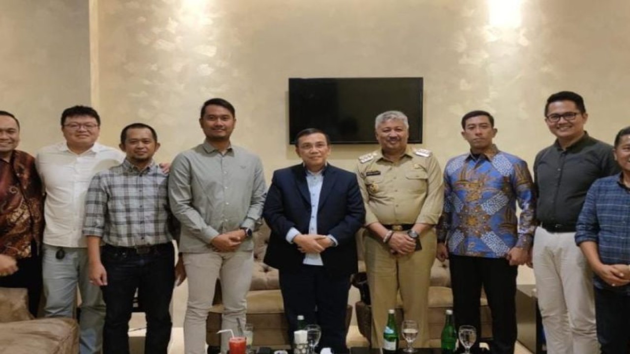 Senior Advisor Deputi II Kantor Staf Presiden RI, Brigjen TNI (Purn) dr Noch T Mallisa (tengah) dan Bupati Sinjai (empat kiri) dan Bupati Pinrang (empat kanan) berfoto bersama di Makassar, Sulawesi Selatan, Selasa,(15/11/2022).ANTARA/HO-Pemkab Sinjai