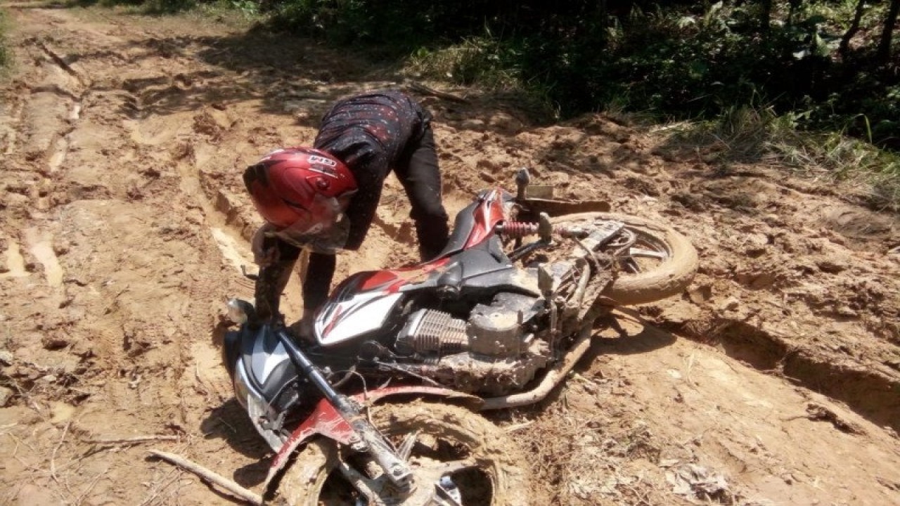 Seorang guru honorer daerah, di SDN 06 Desa Semerantau, Kecamatan Kalis wilayah Kapuas Hulu, Kalimantan Barat, berjuang melintasi jalan berlumpur untuk melaksanakan kewajiban sebagai seorang tenaga pendidik di daerah pedalaman. Dokumentasi/Istimewa