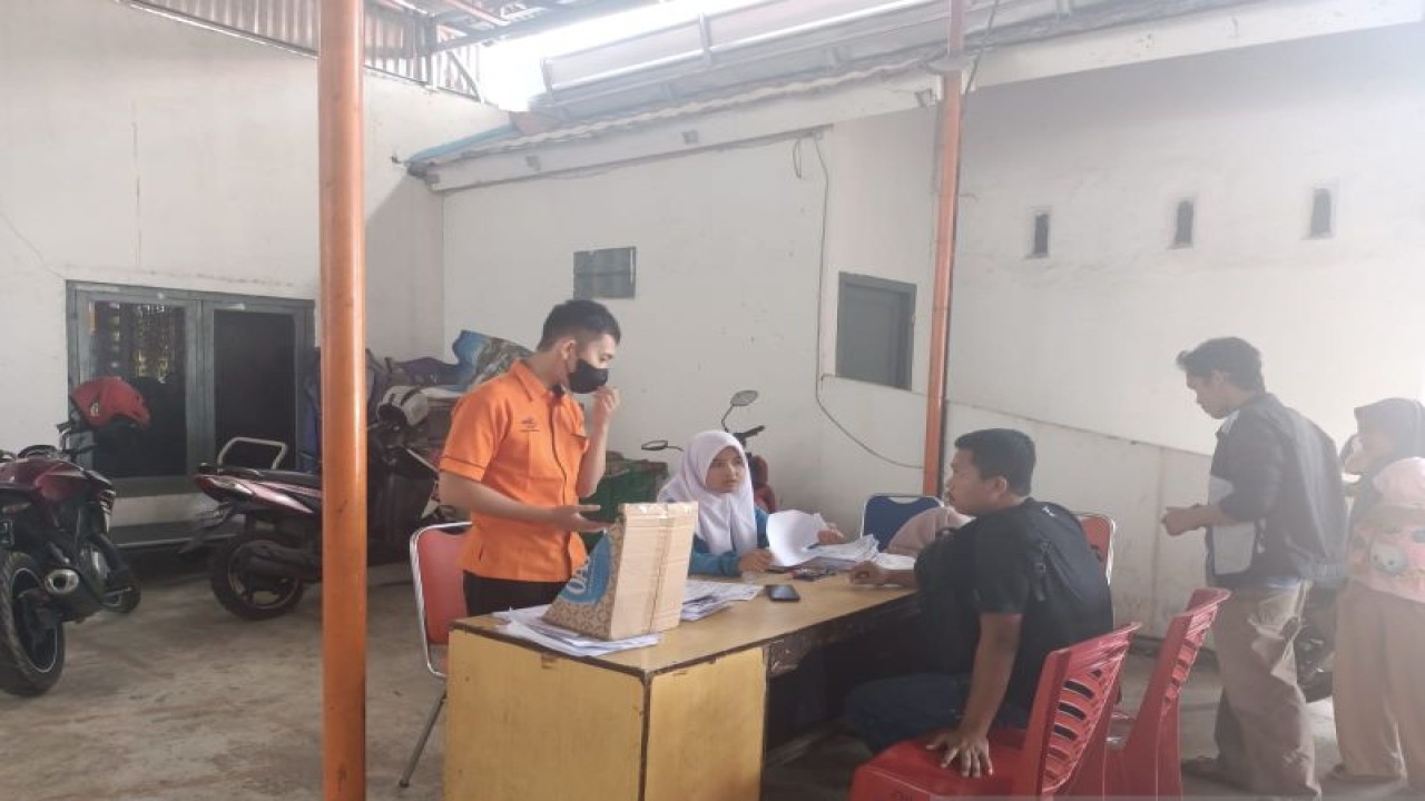 Seorang pekerja warga Kabupaten OKU, Sumsel, menerima dana BSU, Jumat (11/11/2022). (FOTO ANTARA/Edo Purmana)