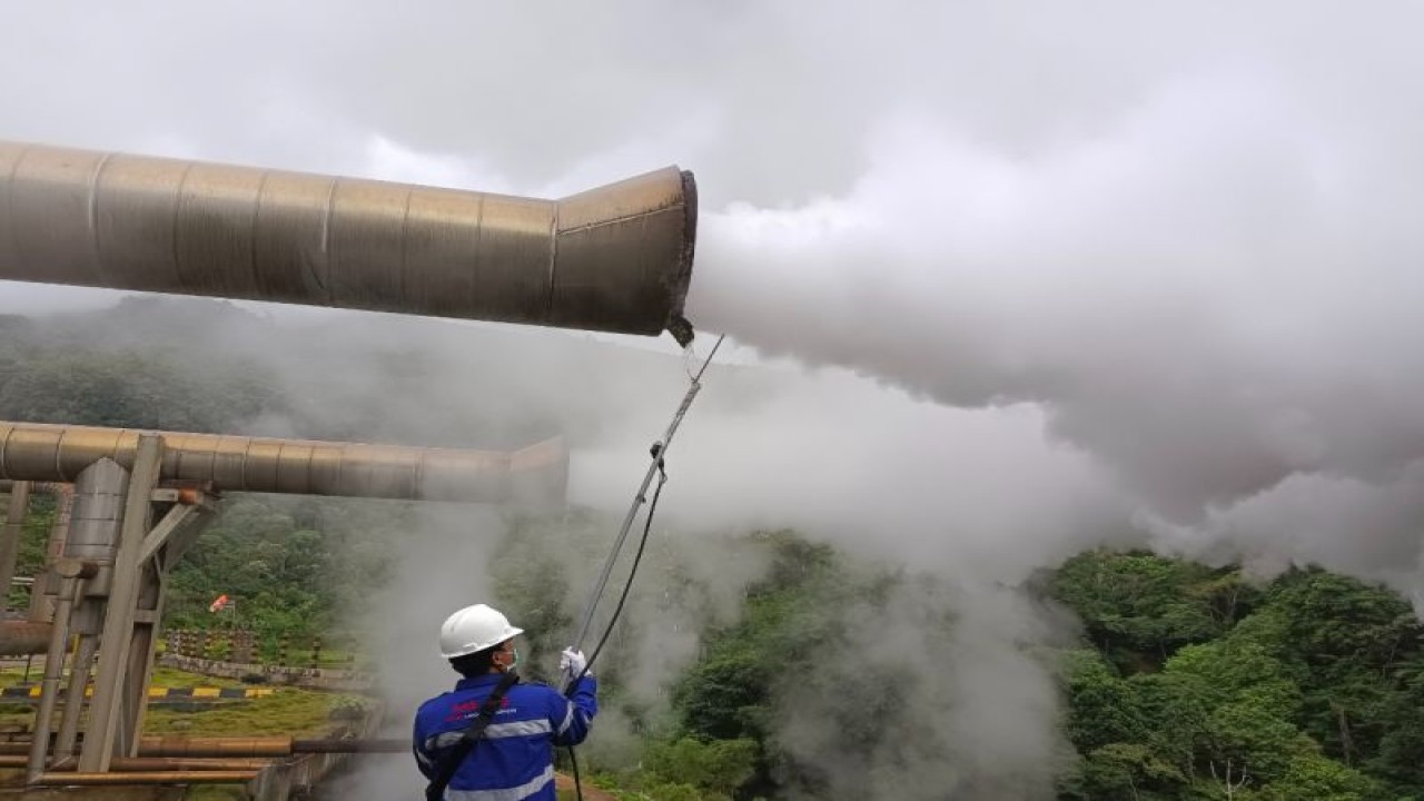 Seorang petugas sedang bekerja di Pembangkit Listrik Tenaga Panas Bumi (PLTP) di Pulau Flores, NTT. (ANTARA/HO-Humas PLN UIW NTT)
