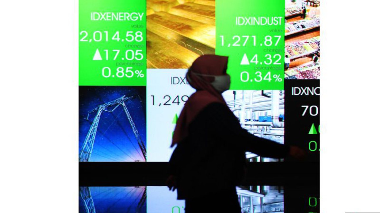 Seorang wanita melintas di depan layar digital pergerakan harga saham di gedung BEI, Jakarta, Selasa (11/10/2022).ANTARA FOTO/Akbar Nugroho Gumay/hp.