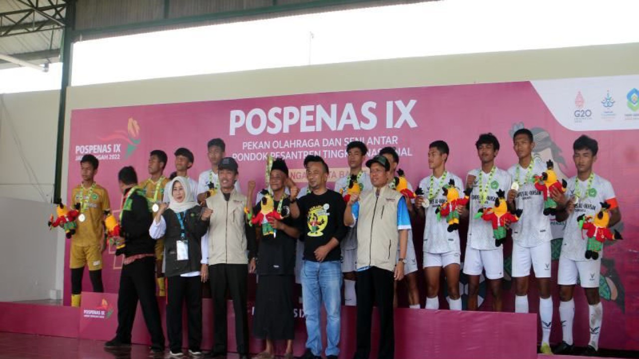 Kepala Kanwil Kementerian Agama Jateng H. Musta'in Ahmad (tiga dari kiri) bersama tim sepak bola Jawa Tengah yang meraih medali perak usai dikalahkan tim DKI Jakarta dalam pertandingan final Pekan Olahraga dan Seni Antar Pondok Pesantren Tingkat Nasional (Pospenas) IX 2022, di Lapangan Kotabarat Solo, Jumat (25/11/2022). ANTARA/Bambang Dwi Marwoto.