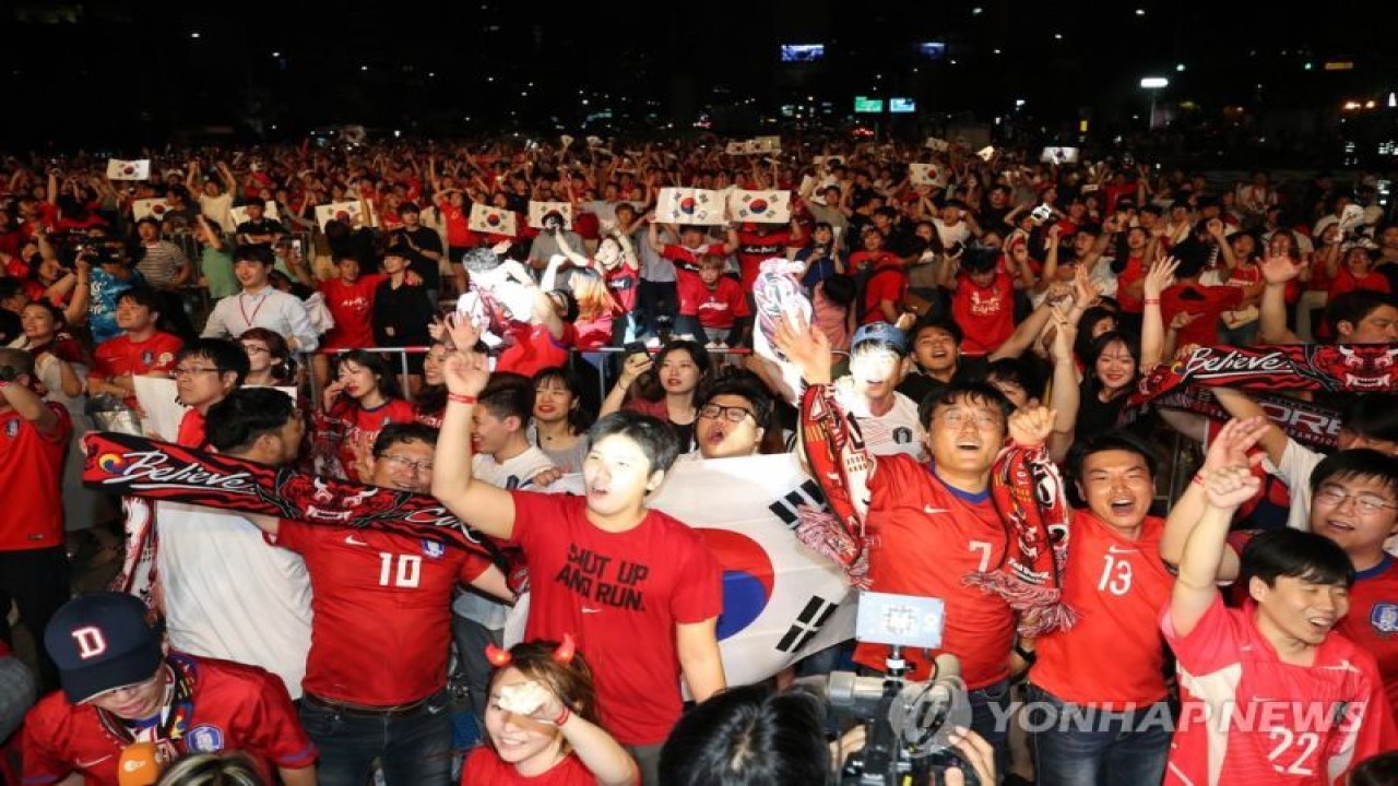 Foto arsip - Penggemar sepak bola berkumpul di sebuah jalanan di Korea Selatan untuk mendukung tim Korea Selatan saat berlaga pada Piala Dunia Rusia 2018. (Antara/Yonhap)