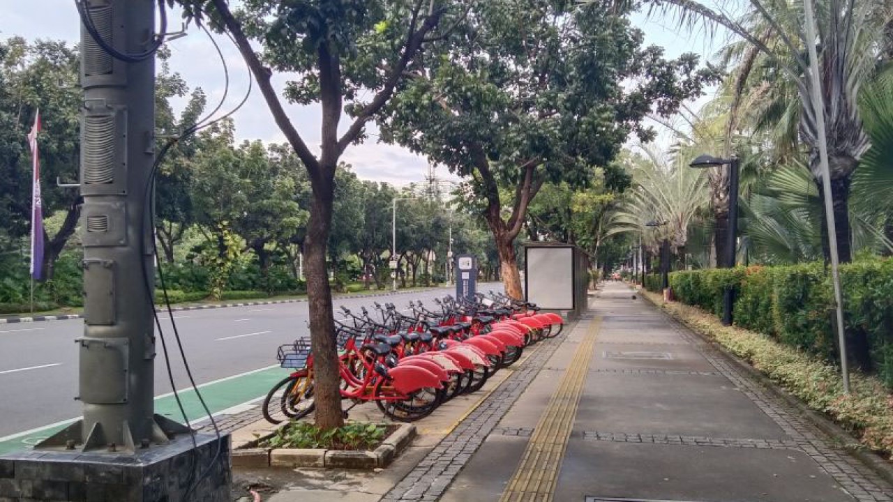 Sejumlah sepeda sewa ditambatkan di sekitar Jalan Medan Merdeka Selatan, Jakarta, Minggu (13/3/2022). ANTARA/Dewa Ketut Sudiarta Wiguna