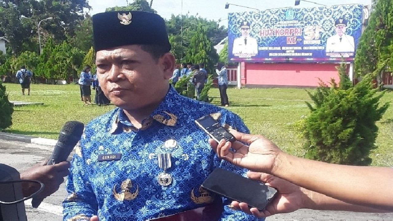 Pelaksana tugas Kepala Badan Pengelola Keuangan Aset Daerah Biak Numfor Gunadi S.Sos, M.Si memberikan keterangan wartawan di Biak, Selasa (29/11).ANTARA/Muhsidin