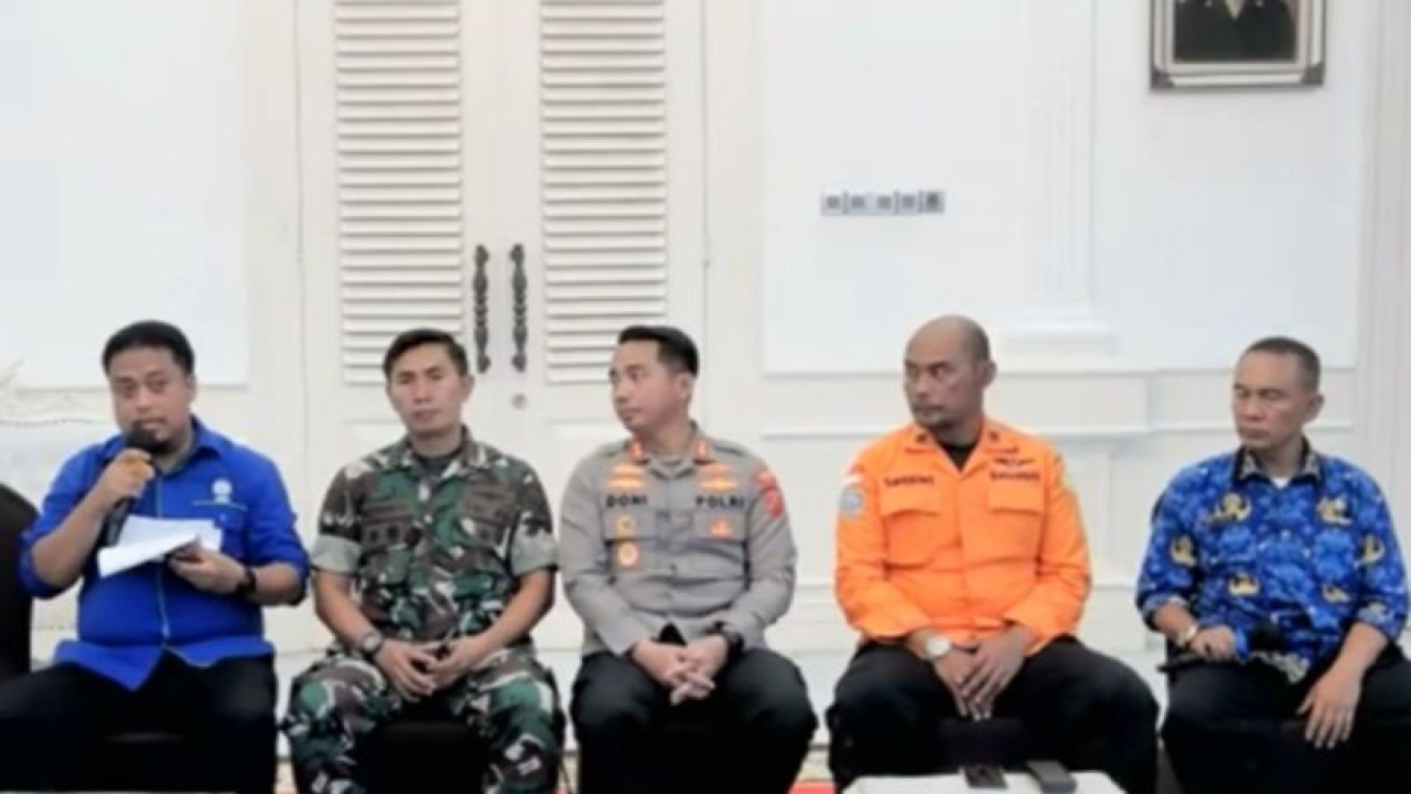 Tangkapan layar Koordinator Peringatan Dini Gempa Bumi BMKG Sigit Pramono (kiri) dalam konferensi pers update gempa bumi Cianjur yang diikuti di Jakarta, Selasa (29/11/2022). (ANTARA/ Zubi Mahrofi)
