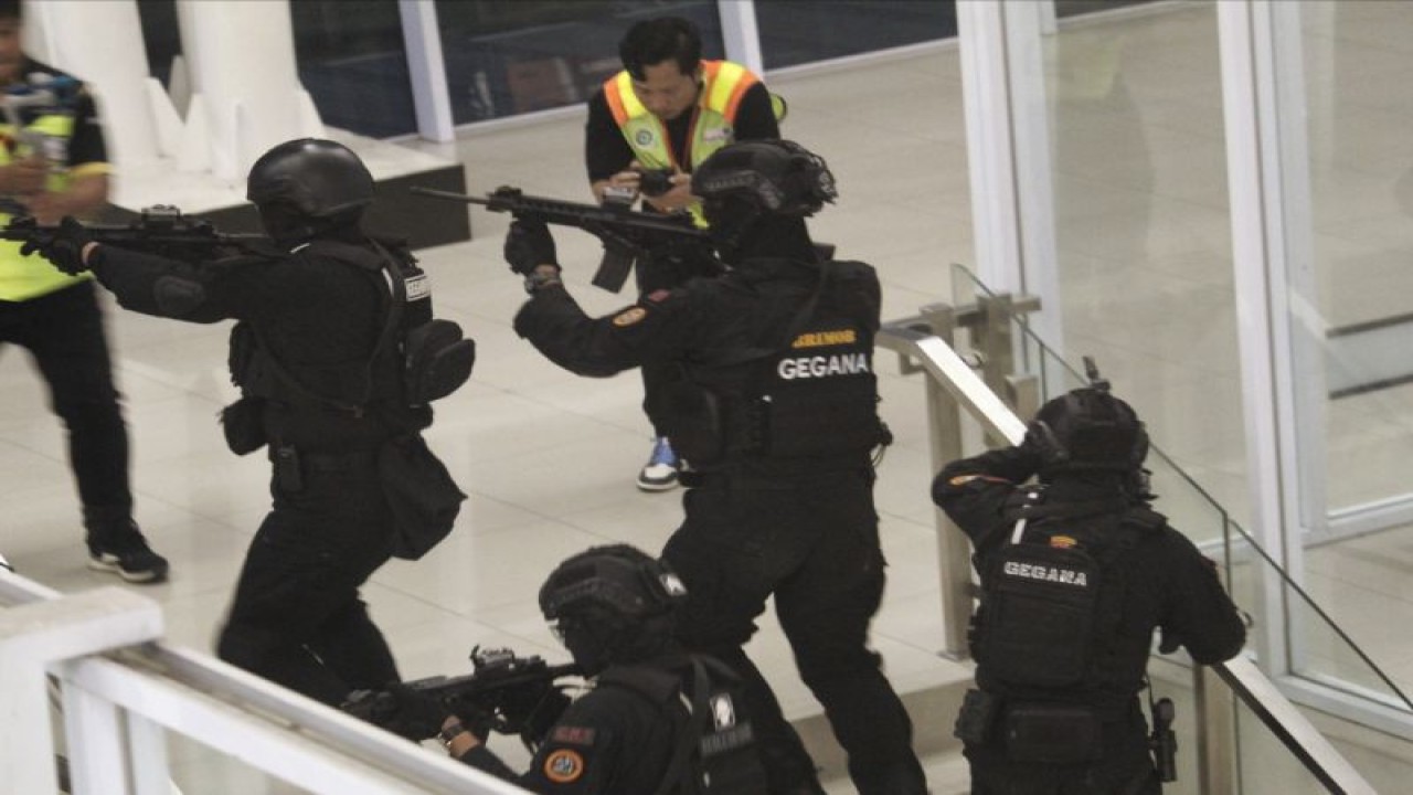 Simulasi penanganan ancaman terorisme di lingkungan Bandara Radin Intan II Lampung. ANTARA/Ruth Intan Sozometa Kanafi.