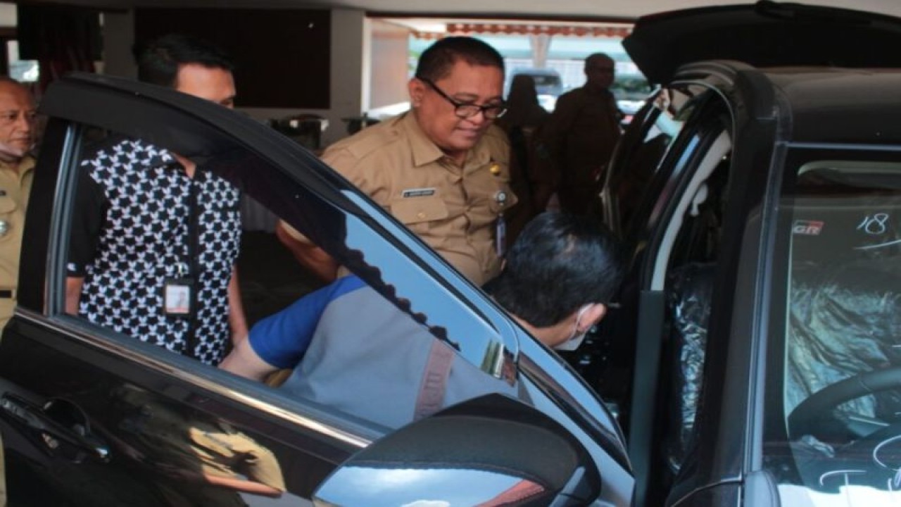 Asisten Perekonomian dan Pembangunan Kabupaten Probolinggo Ahmad Hasyim Ashari meninjau mobdin baru camat di Pendopo Prasadja Ngesti Wibawa Kabupaten Probolinggo, Senin (14/11/2022). (ANTARA/HO-Diskominfo Kabupaten Probolinggo)