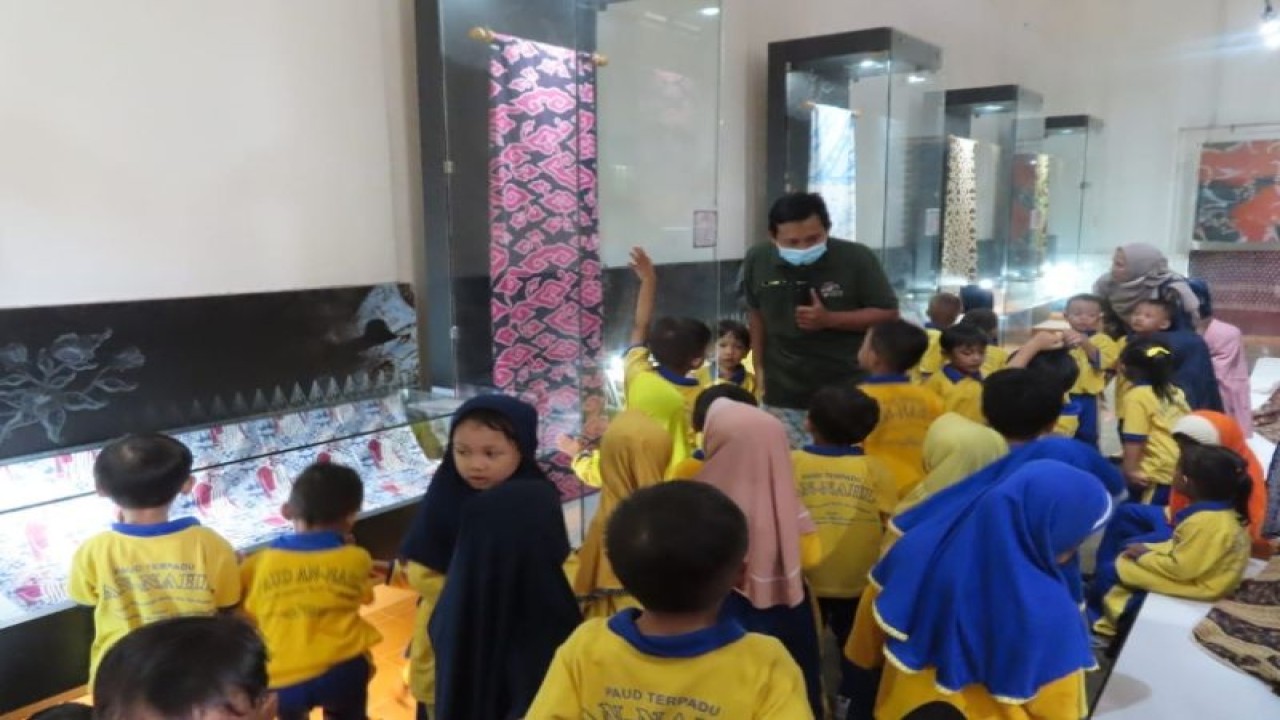 Siswa sekolah dasar Kota Pekalongan sedang berkunjung ke Museum batik Pekalongan. ANTARA/HO-Humas Kota Pekalongan
