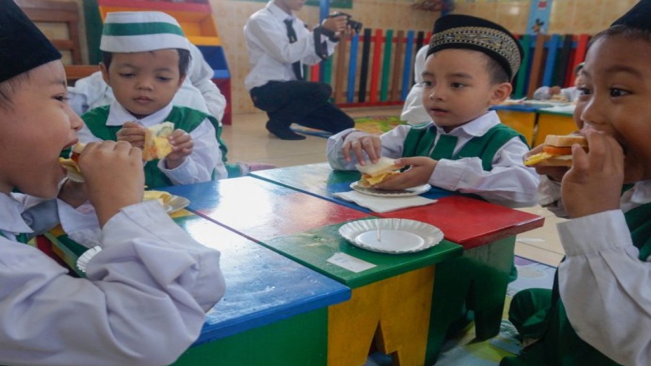 Dokter sarankan orang tua cegah distraksi saat anak makan