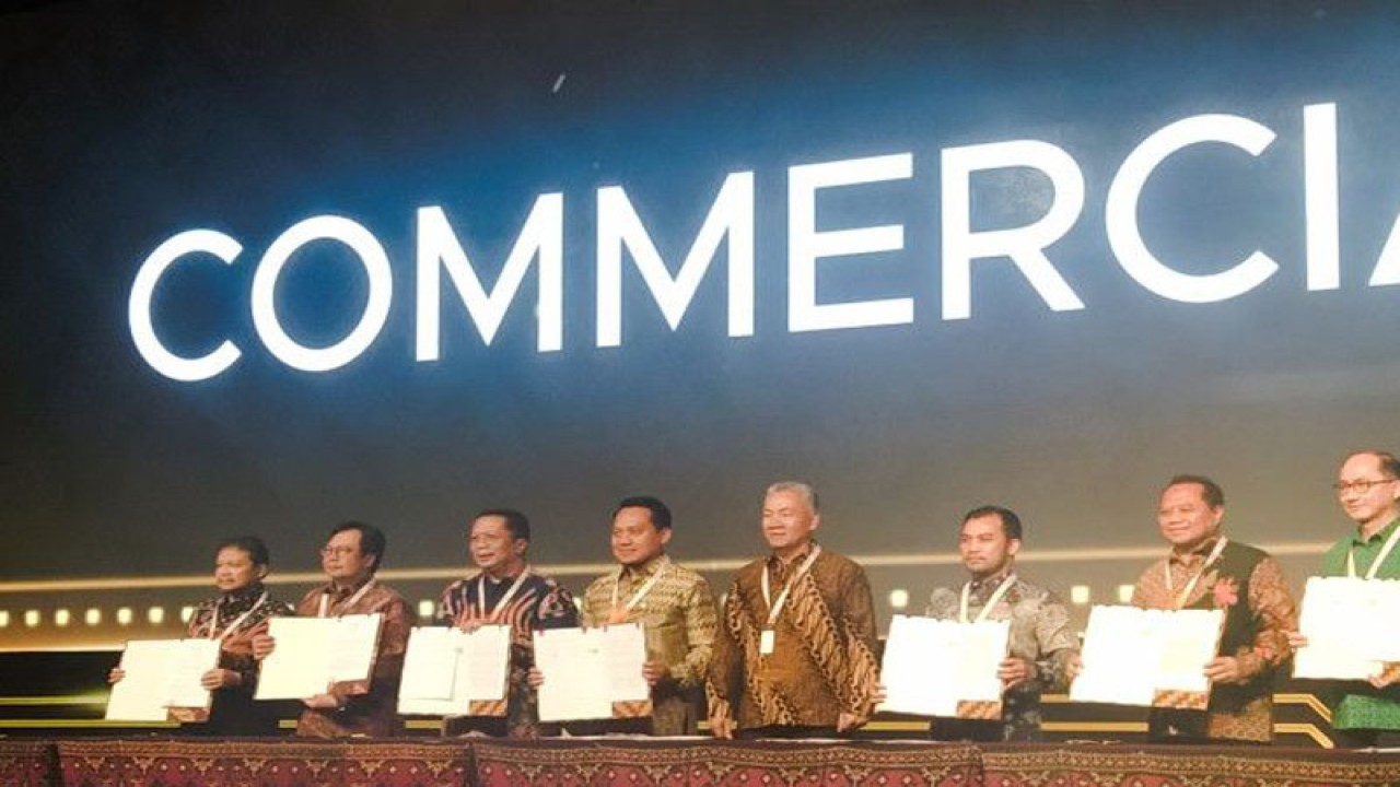 Pelaku Industri Hulu Migas menunjukkan dokumen kesepakatan komersial di sela Konvensi Internasional III Industri Hulu Minyak dan Gas (IOG) 2022 di Nusa Dua, Kabupaten Badung, Bali, Jumat (25/11/2022). ANTARA/Dewa Ketut Sudiarta Wiguna