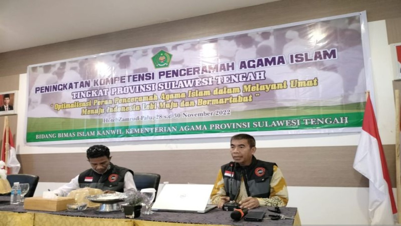 Ketua FKPT Sulteng Muhd Nur Sangadji (kiri), didampingi Kabid Media FKPT Sulteng (kanan), menyampaikan materi pada kegiatan Pelatihan Peningkatan Kompetensi Penceramah Agama Islam Tingkat Provinsi Sulteng, Sofyan Arsyad, di Palu, Selasa (29/11/2022). (ANTARA/Dok Panitia)