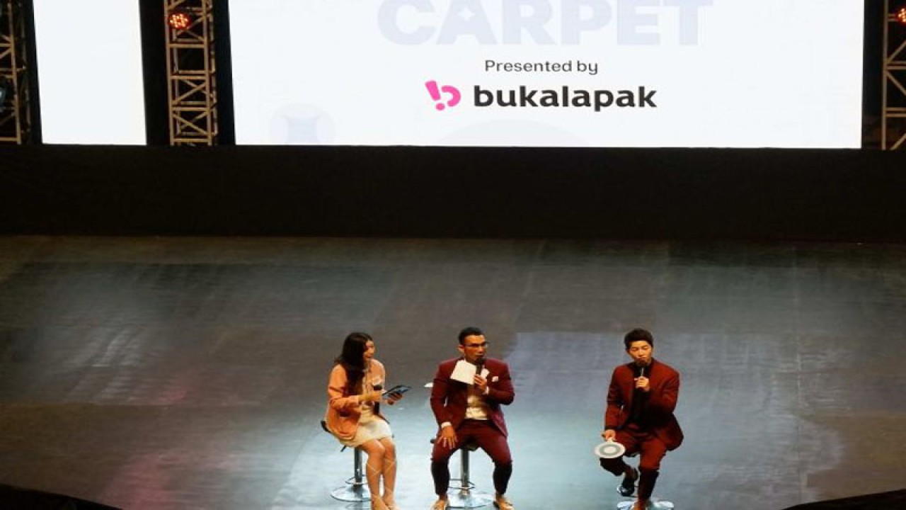 Song Joong Ki di "Red Carpet Presented by Bukalapak", Jakarta International Expo Kemayoran, Jakarta, Minggu (27/11/2022) (ANTARA/Alez Kurniawan)
