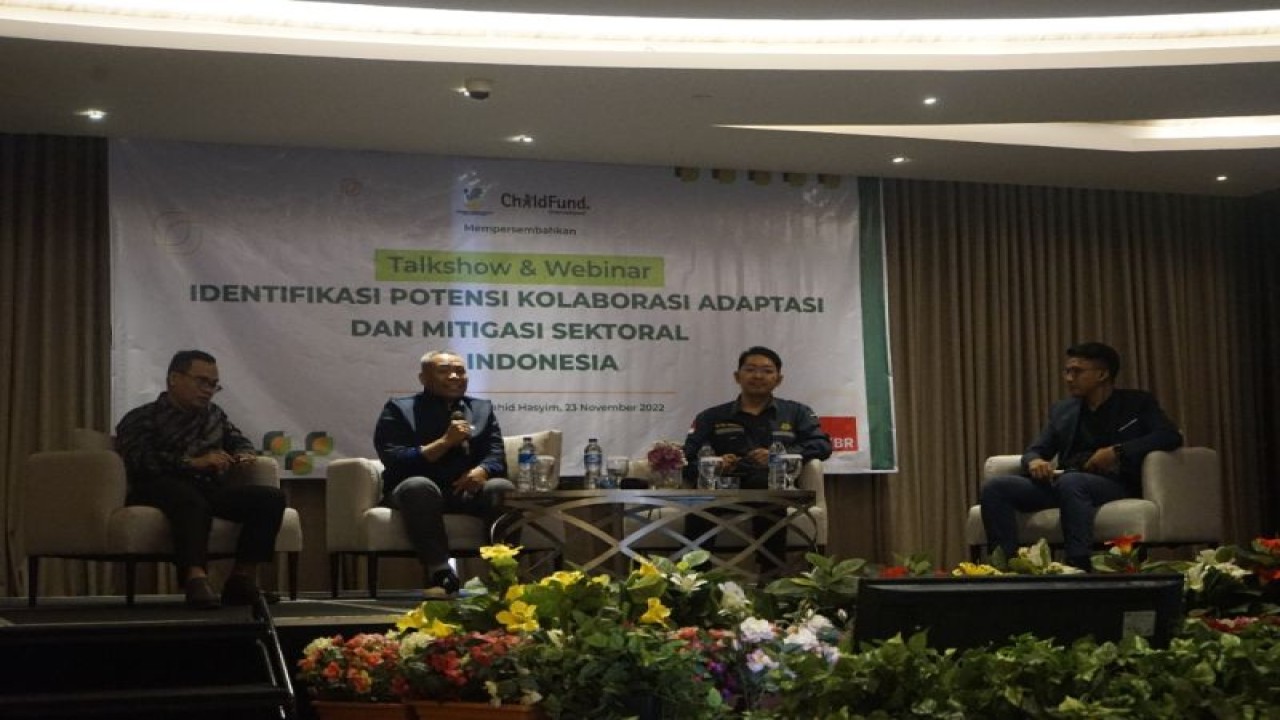 Sponsorship and Program Director ChildFund International di Indonesia Aloysius Suratin (kiri) dalam diskusi "Identifikasi Potensi Kolaborasi dalam Adaptasi & Mitigasi Sektoral di Indonesia” Rabu (23/11/2022). (FOTO ANTARA/HO- ChildFund International)