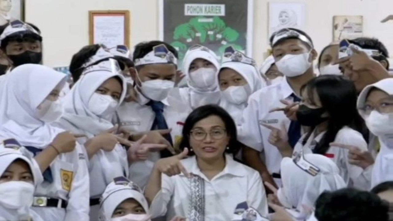 Tangkapan layar Menteri Keuangan Sri Mulyani Indrawati dalam Kemenkeu zmengajar Ke-7 di SMPN 216 Salemba, Jakarta Pusat (28/11/2022). (ANTARA/HO-HumasKemenkeu)