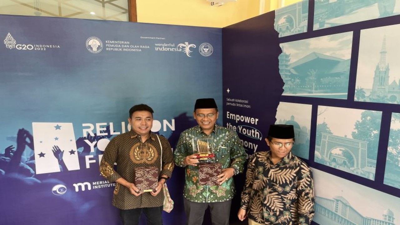Staf Khusus Presiden RI Bidang Inovasi, Pendidikan, dan Daerah Terluar Billy Mambrasar (paling kiri) foto bersama dalam konferensi pers Religion Youth Festival (RYF) 2022, Jakarta, Kamis (10-11-2022). ANTARA/M. Baqir Idrus Alatas