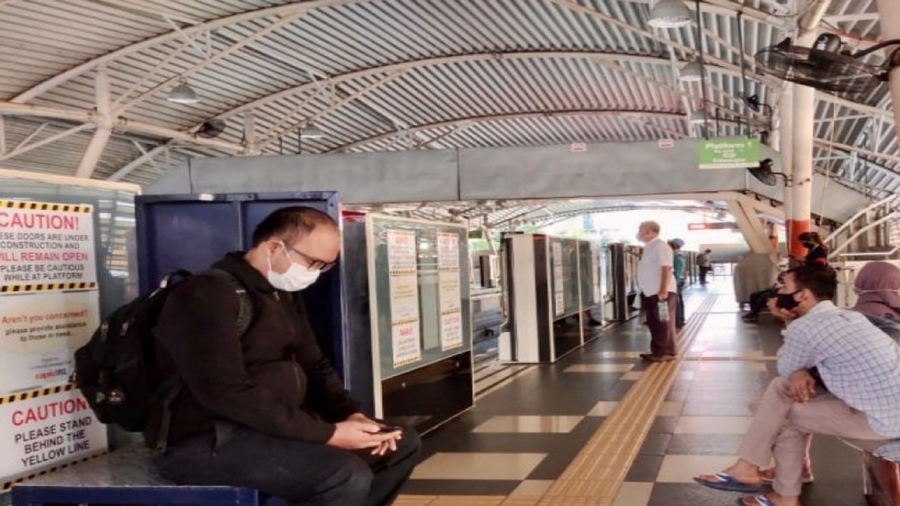 Arsip - Warga mengggunakan masker menunggu monorel di Stasiun Chow Kit, Kuala Lumpur, Minggu (19/6/2022). (ANTARA/Virna P Setyorini)