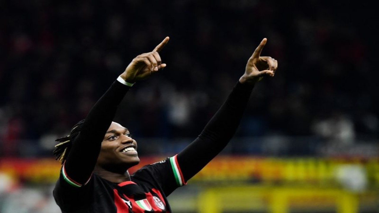 Striker AC Milan Rafael Leao merayakan golnya dalam pertandingan Liga Italia antara AC Milan dan Fiorentina di Stadion San Siro di Milan pada 13 November 2022. (AFP/FILIPPO MONTEFORTE)
