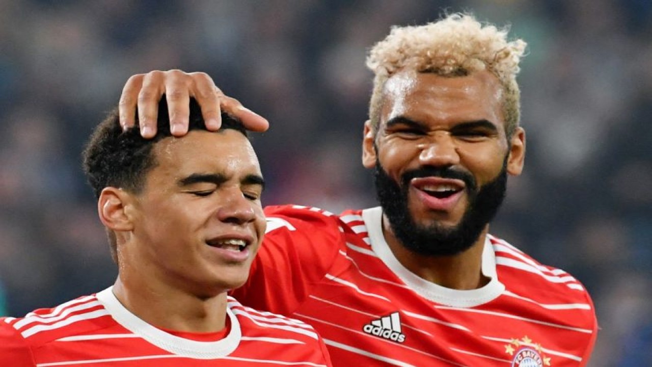 Striker Bayern Muenchen Eric Maxim Choupo-Moting (kanan) bersama rekan satu tim Jamal Musiala dalam pertandingan Bundesliga antara Schalke 04 dan Bayern Muenchen di Gelsenkirchen, Jerman, 12 November 2022. (AFP/UWE KRAFT)