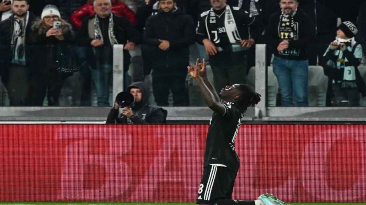 Striker Juventus Moise Kean meluapkan emosi setelah mencetak gol dalam pertandingan Serie A Italia antara Juventus dan Lazio di Stadion Juventus di Turin pada 13 November 2022. (AFP/VINCENZO PINTO)