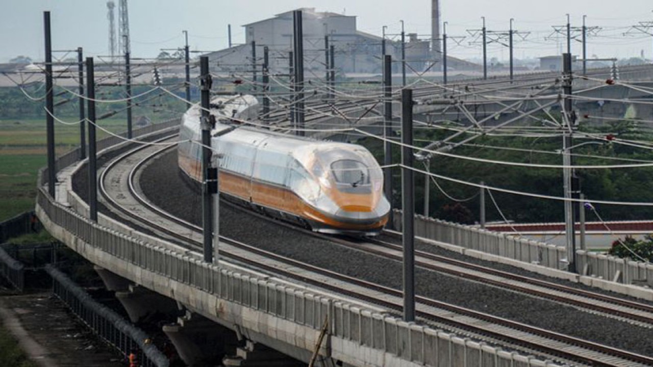 Rangkaian Electric Multiple Unit (EMU) menjalani uji operasional Kereta Cepat Jakarta-Bandung di Tegalluar, Kabupaten Bandung, Jawa Barat. ANTARA FOTO/Raisan Al Farisi/rwa.