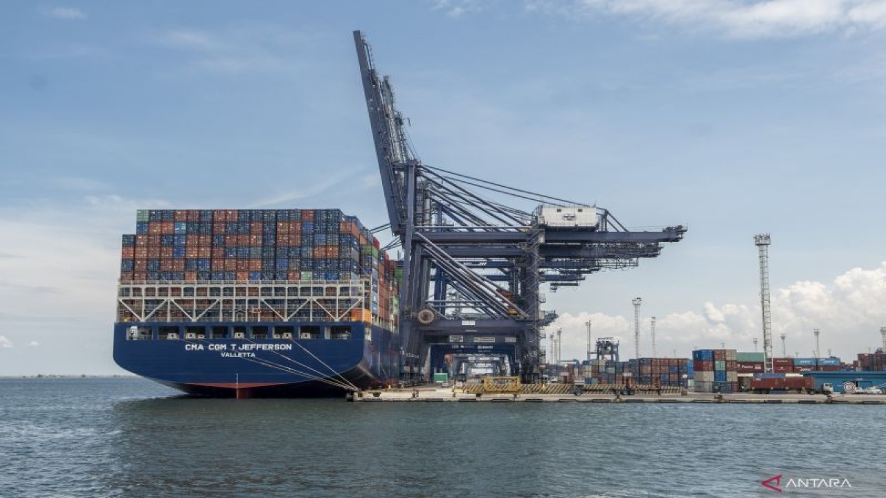 Suasana aktivitas bongkar muat peti kemas di kawasan Pelabuhan Pelindo II, Tanjung Priok, Jakarta, Selasa (15/11/2022). ANTARA FOTO/Muhammad Adimaja/tom. (ANTARA FOTO/MUHAMMAD ADIMAJA)