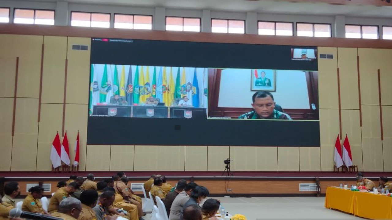 Suasana rapat virtual pengendalian inflasi yang dipimpin oleh Wakil Menteri Dalam Negeri (Wamendagri) John Wempi Wetipo dihadiri oleh pejabat di Provinsi Papua Barat (Antara/ Ernes Broning Kakisina)