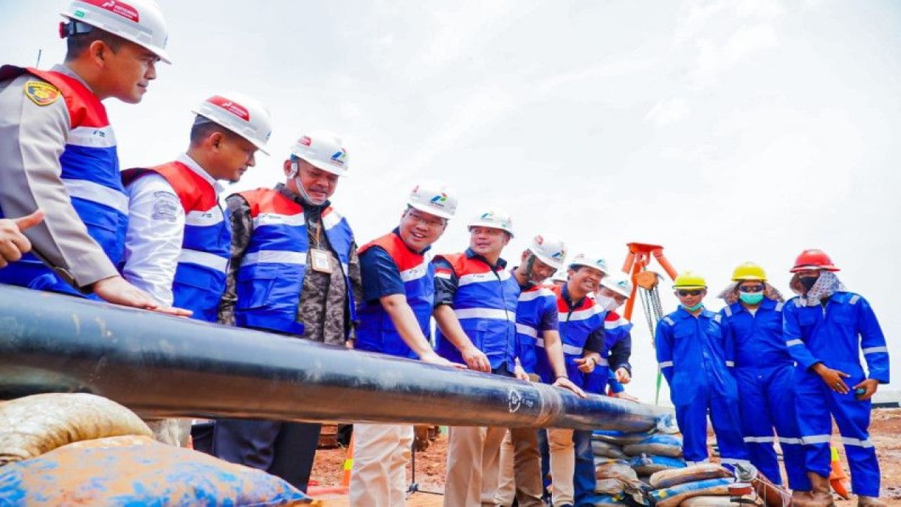 Subholding Gas PT Pertamina (Persero), PT PGN Tbk melaksanakan seremoni "first welding" atau pengelasan pertama infrastruktur distribusi gas bumi di Kawasan Indsustri Terpadu Batang (KIT Batang), Jawa Tengah, Rabu (16/11/2022). ANTARA/HO-PT PGN Tbk