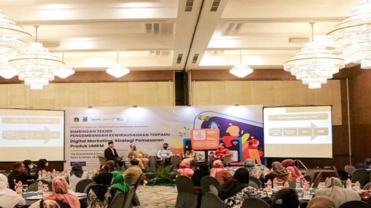 Suku Dinas Pariwisata Ekonomi Kreatif (Sudin Parekraf) Kota Administrasi Jakarta Pusat menyelenggarakan bimbingan teknis (bimtek) pengembangan kewirausahaan terpadu dengan tema "Digital Marketing: Strategi Pemasaran produk Usaha Mikro Kecil Menengah (UMKM)" di Hotel Acacia, Kramat, Kecamatan Senen, Jakarta Pusat, Selasa (15/11/2022). (ANTARA/HO-Pemerintah Kota Jakarta Pusat)