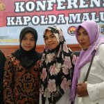 Sulastri Irwan (berjilbab motif bunga, tengah), calon siswa bintara yang sempat gagal ikut pendidikan di Polda Malut, akhirnya dinyatakan lolos. ANTARA/Abdul Fatah-1668410048