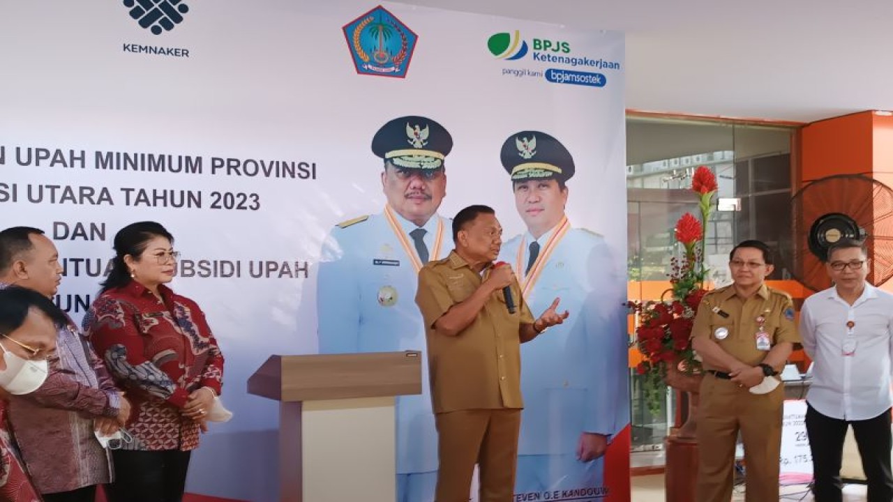 Gubernur Sulawesi Utara Olly Dondokambey mengumumkan nilai upah minimum provinsi di halaman parkir Kantor PT Pos Manado, Senin (28/11/2022). (ANTARA/Karel A Polakitan)
