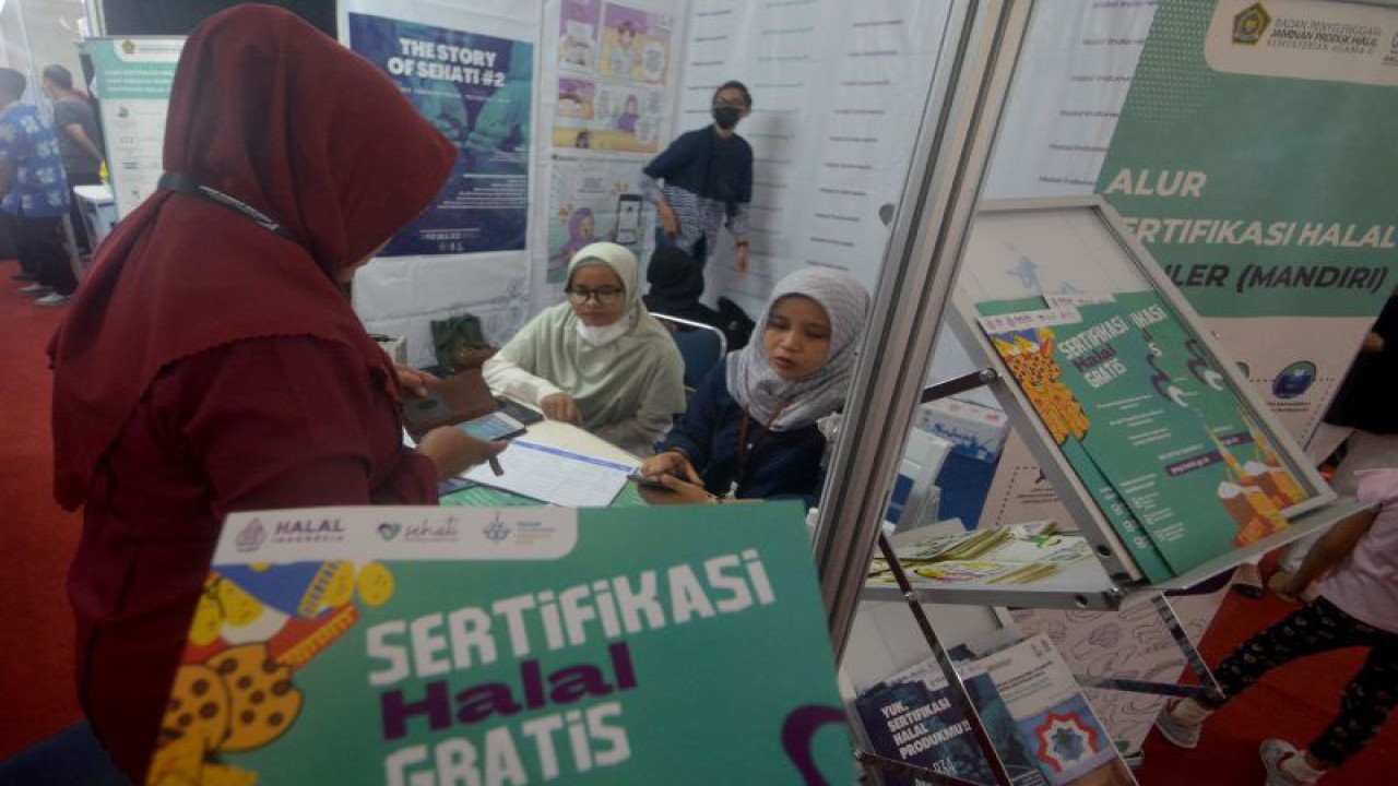 Arsip Foto. Petugas Kementerian Agama Provinsi Sumatera Barat melayani pelaku UMKM yang ingin mengurus sertifikasi halal dalam pameran UMKM Malagak di Padang, Sumatera Barat, Jumat (30/9/2022). (ANTARA FOTO/Iggoy el Fitra)