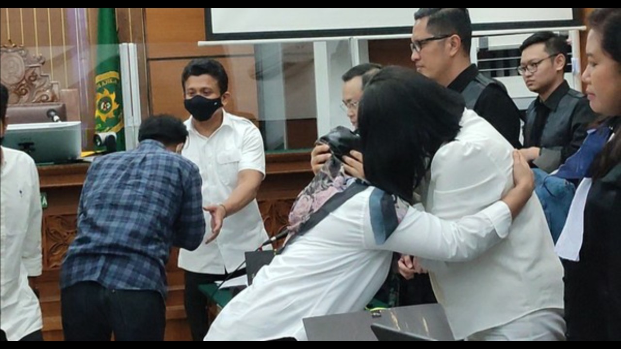 Susi saat memeluk Putri Candrawathi. (Detikcom)