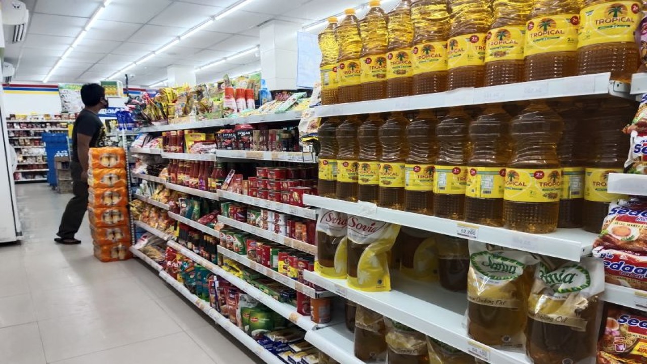 Seorang pembeli di salah satu swalayan di Kota Palangka Raya, beberapa waktu lalu. (ANTARA/Rendhik Andika)