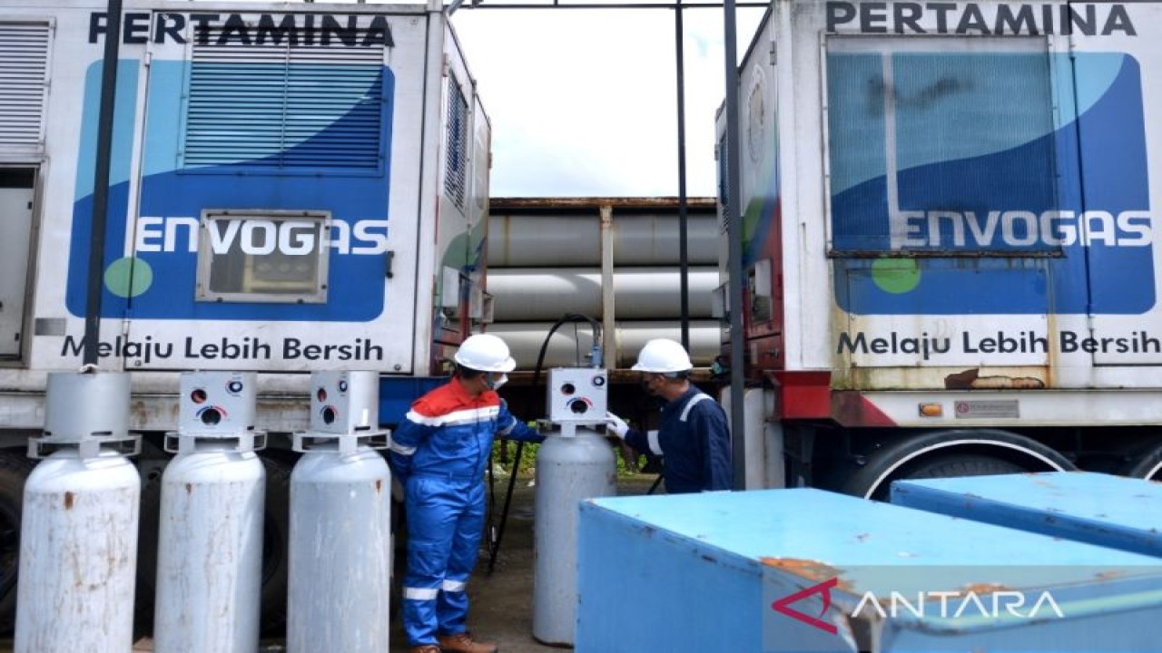 Petugas mengisi tabung dengan Compressed Natural Gas (CNG) yang akan didistribusikan ke pelanggan di kawasan Mengwi, Badung, Bali, Jumat (4/11/2022). ANTARA/Naufal Fikri Yusuf