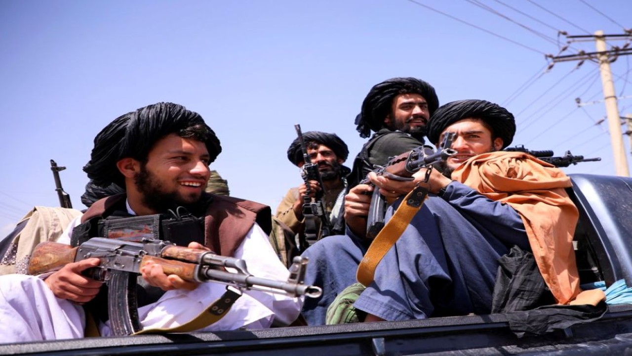 Pasukan Taliban berpatroli di depan Bandara Internasional Hamid Karzai di Kabul, Afghanistan, 2 September 2021. (Stringer/File Photo/Reuters)