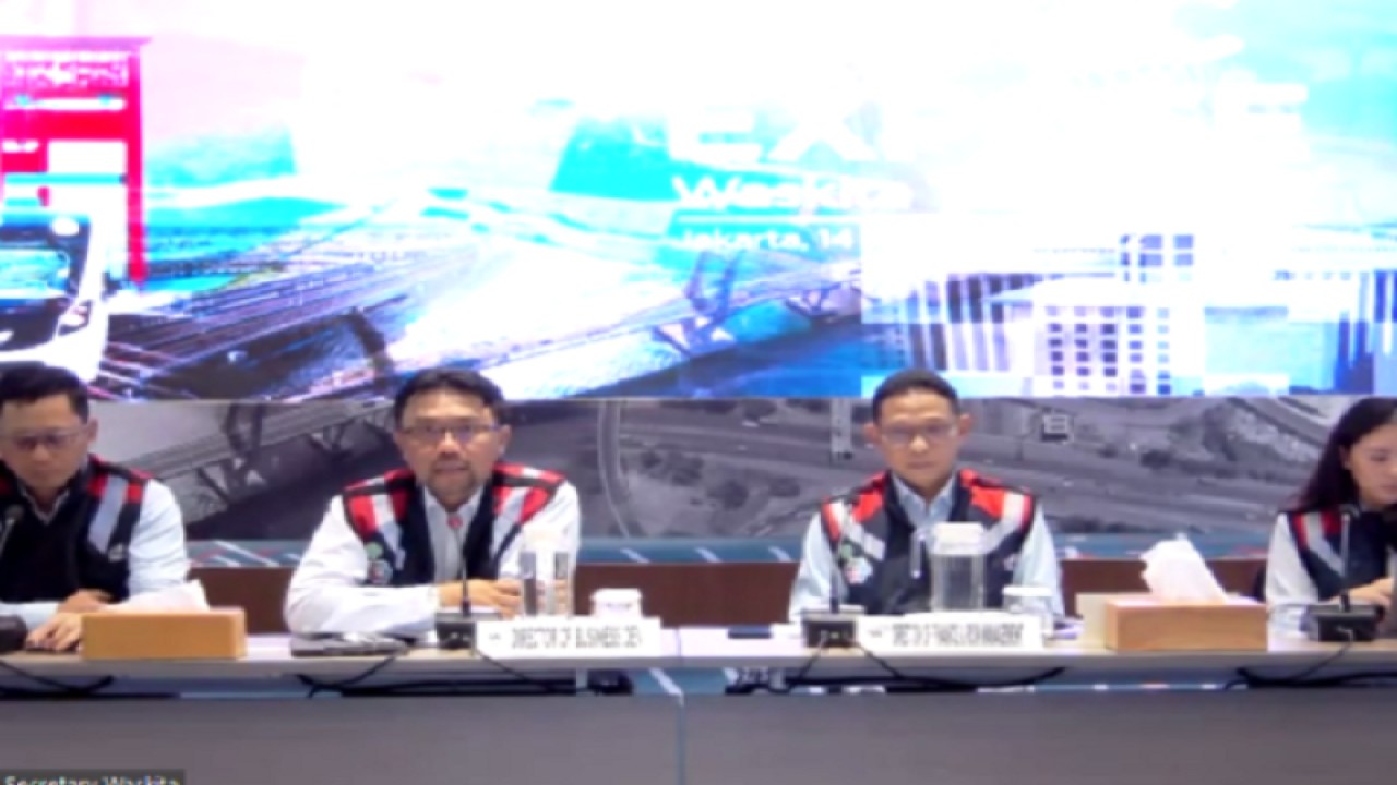 Tangkapan layar - Direktur Pengembangan Bisnis Waskita Septiawan Andri Purwanto (kedua dari kiri) dan Direktur Keuangan dan Manajemen Risiko Waskita Wiwi Suprihatno (kedua dari kanan) dalam public expose daring di Jakarta, Senin (14/11/2022). ANTARA/Aji Cakti