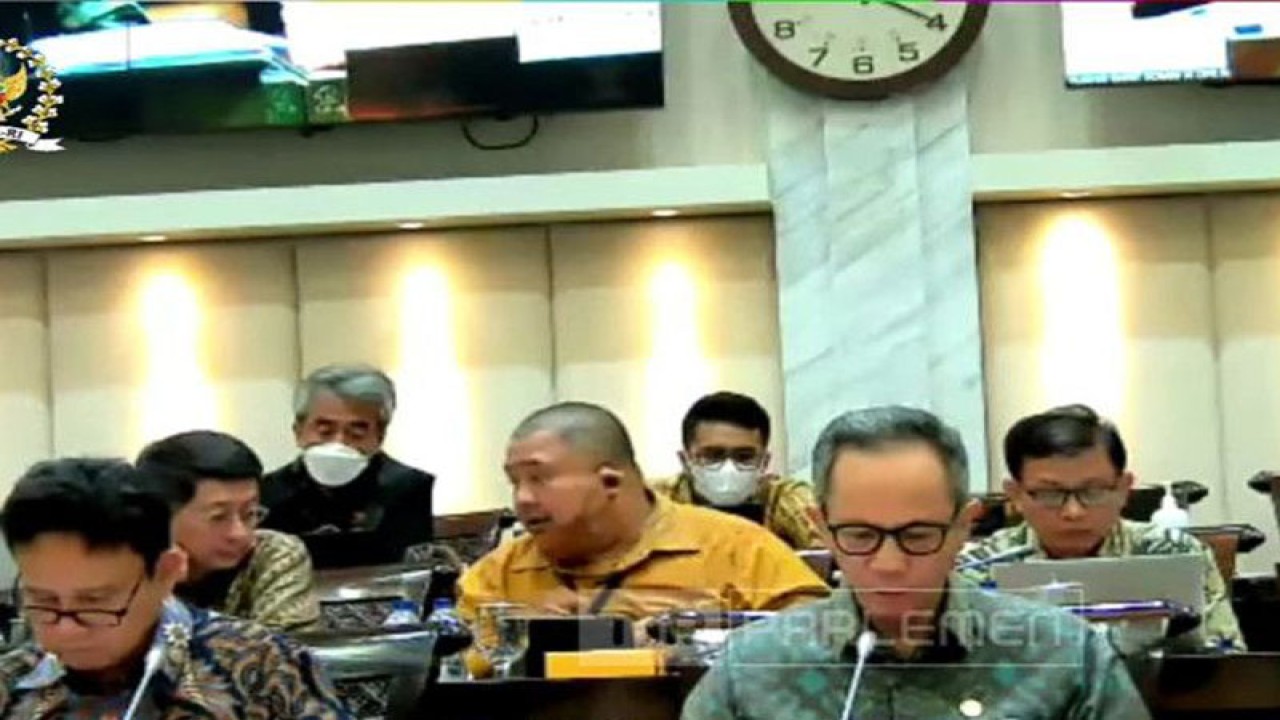 Tangkapan layar Jajaran Direksi OJK dalam rapat kerja bersama Komisi XI DPR RI di Jakarta, Senin (28/11/2022). (ANTARA/Sanya Dinda)