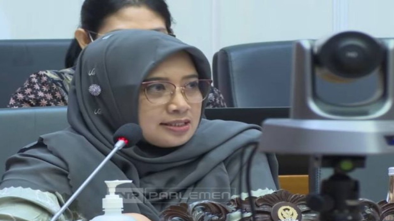 Tangkapan layar Wakil Ketua Komisi IX DPR RI Nihayatul Wafiroh dalam rapat pleno harmonisasi RUU POM yang diselenggarakan Badan Legislasi (Baleg) DPR RI di kompleks Gedung DPR RI, Jakarta, Rabu (16-11-2022). ANTARA/Melalusa Susthira K.