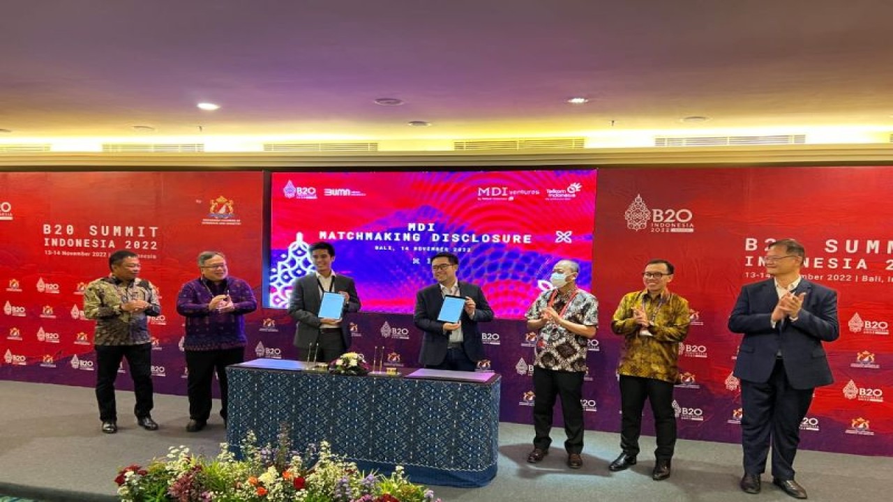 Technology Growth Investor KKR & Co, Kirby Lam (ketiga kiri) dan CEO & Founder Privy, Marshall Pribadi (keempat kanan) menunjukkan perjanjian kerja sama investasi KKR dengan Privy bersama para Direksi dan Komisaris Telkom dan MDI Ventures di Bali Nusa Dua Convention Center, Nusa Dua, Bali, Senin (14/11/2022). Acara penandatanganan ini bersamaan dengan pergelaran B20 Summit 2022 di Bali. (ANTARA/HO-Istimewa)