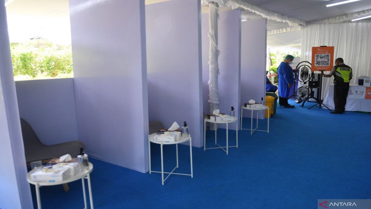 Petugas mempersiapkan tempat pelayanan tes COVID-19 bagi delegasi KTT G20 di Nusa Dua, Bali, Jumat (11/11/2022). (ANTARA FOTO/Akbar Nugroho Gumay)