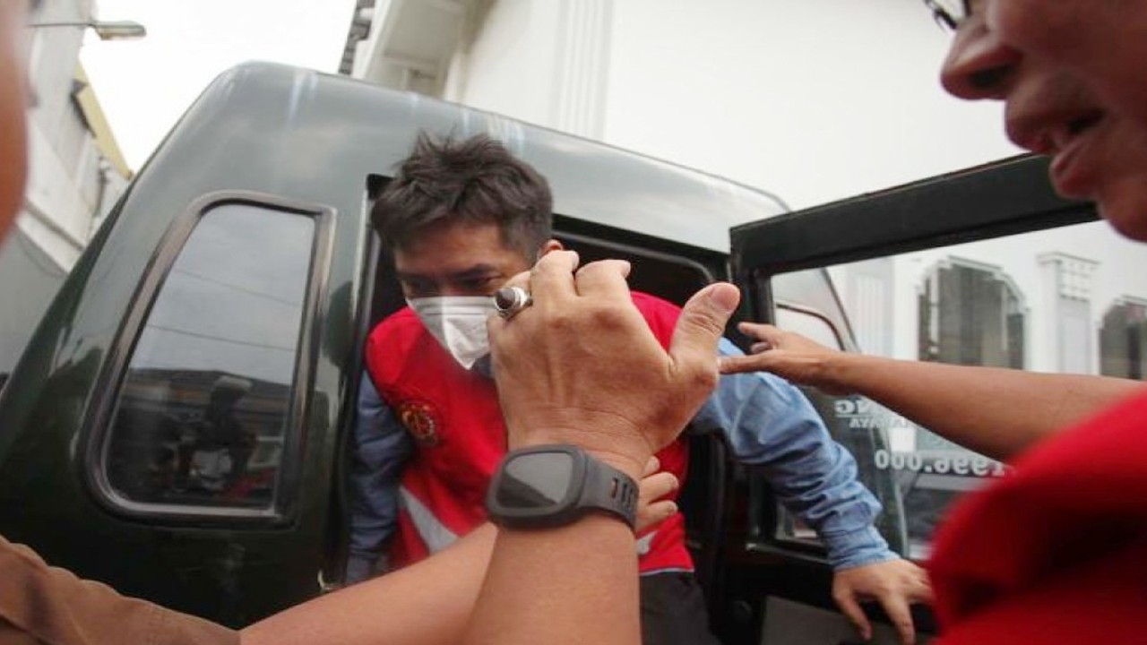 Terdakwa kasus dugaan pencabulan terhadap santriwati Moch Subechi Azal Tsani keluar dari mobil tahanan untuk menjalani sidang dengan agenda pembacaan putusan (vonis) di Pengadilan Negeri Surabaya, Jalan Arjuno, Surabaya, Jawa Timur, Kamis (17/11/2022). (ANTARA FOTO/Didik Suhartono/aww)