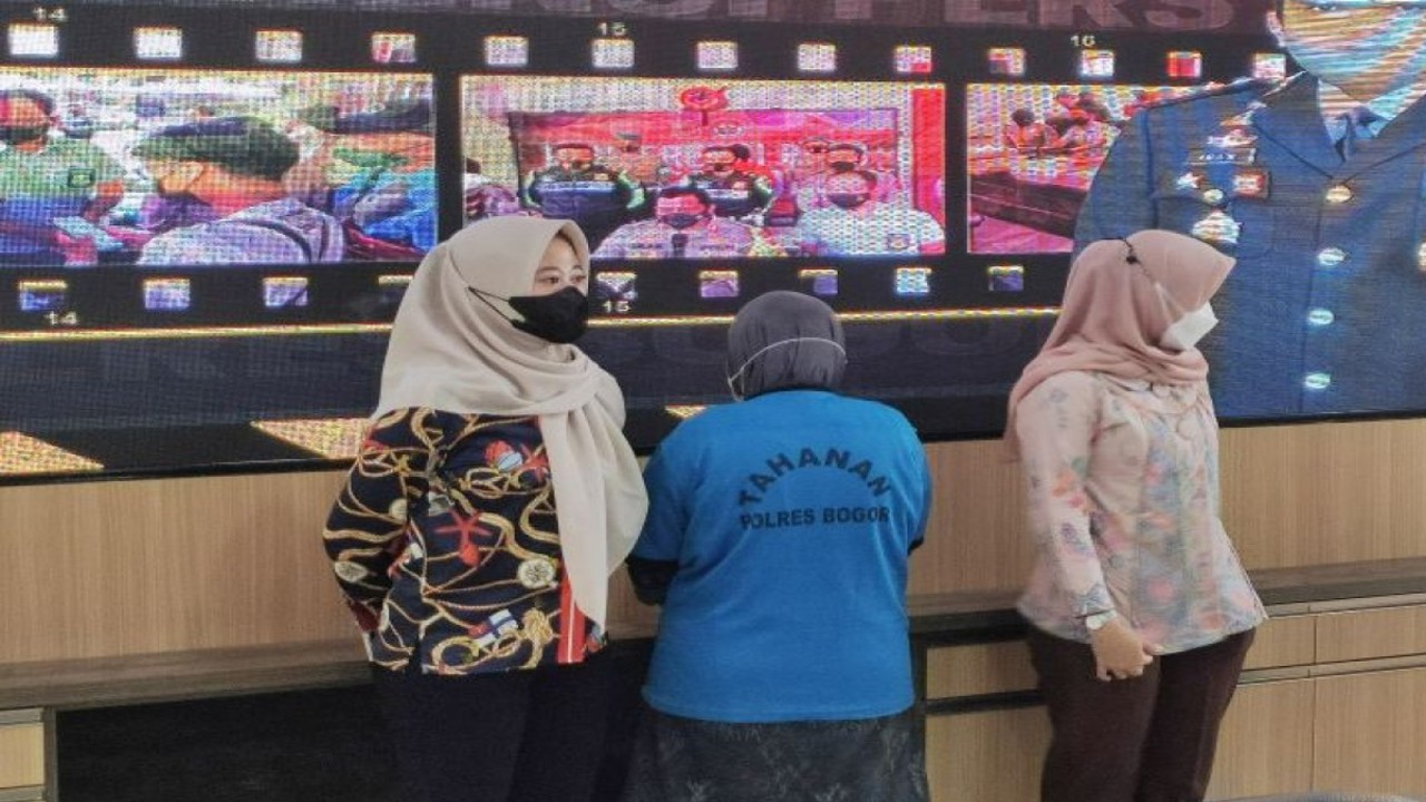 Tersangka penipuan dan penggelapan, SA (29), dihadirkan saat konferensi pers di Mapolres Bogor, Cibinong, Kabupaten Bogor, Jawa Barat, Jumat (18/11/2022). (ANTARA/M Fikri Setiawan)