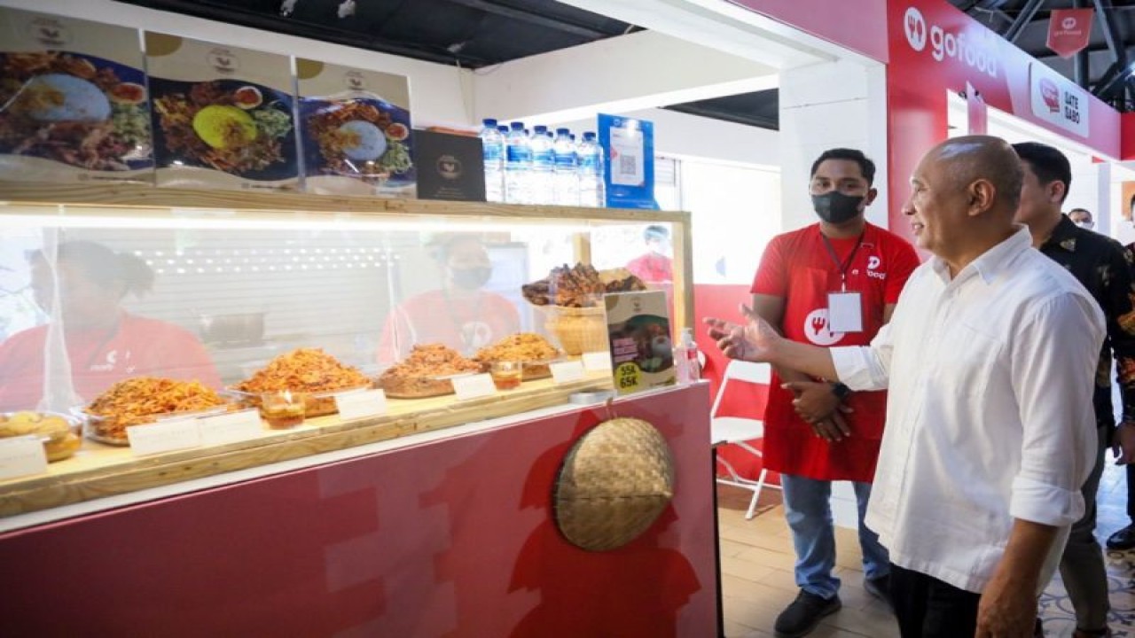 Menteri Koperasi dan UKM Teten Maduki saat mengunjungi GoFood Culinary Bazaar di kawasan Bali Collection, Nusa Dua, Bali, Senin (14/11/2022). ANTARA/HO-KemenkopUKM