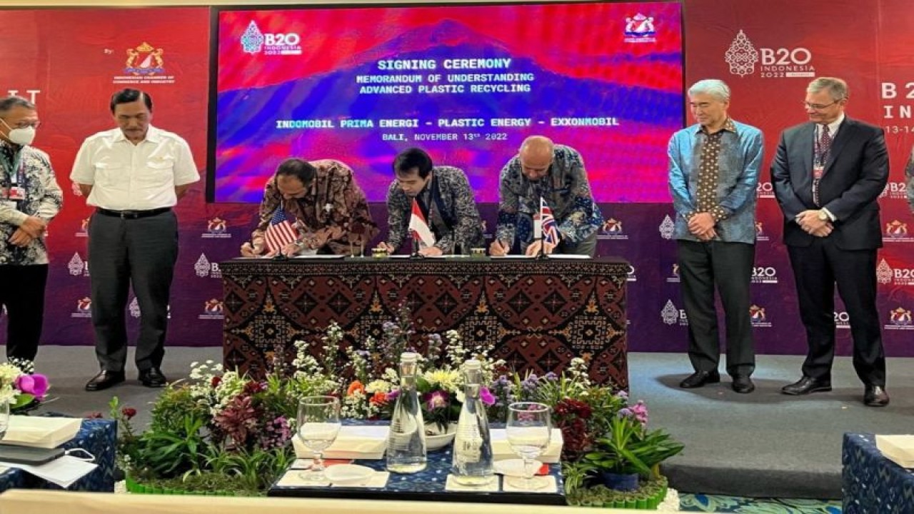 The signing memorandum of understanding (MoU) ExxonMobil, PT Indomobil Prima Energi (IPE) and Plastic Energy at the sidelines of the G20 Bali Summit, Sunday (13/11/2022). (ANTARA/HO-Plastic Energy)