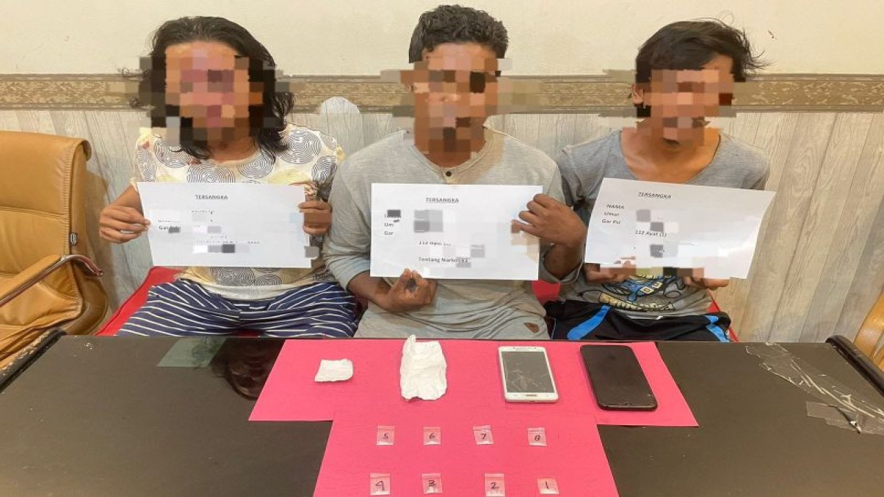 Tiga pemuda sebagai pengedar sabu diamankan Saresnarkoba Polresta Jambi (ANTARA/HO/Polresta Jambi)