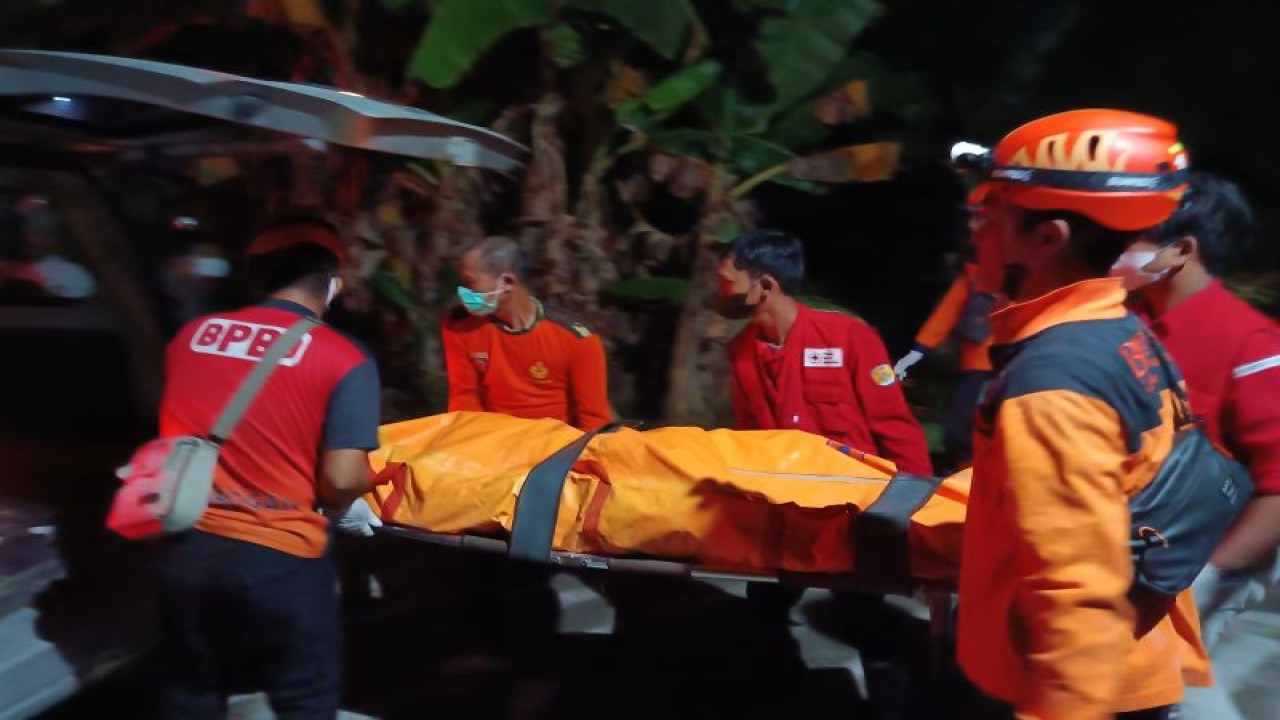 Tim BPBD Grobogan, Jawa Tengah, bersama relawan mengevakuasi korban tenggelam yang ditemukan hanyut hingga di Sungai Wulan di Desa Sambung, Kecamatan Undaan, Kabupaten Kudus. ANTARA/HO-BPBD Grobogan.